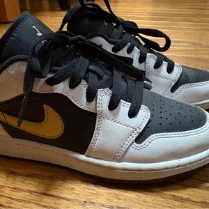 Air Jordan(GS) 1 Low 'White Black Metallic Gold Swoosh'